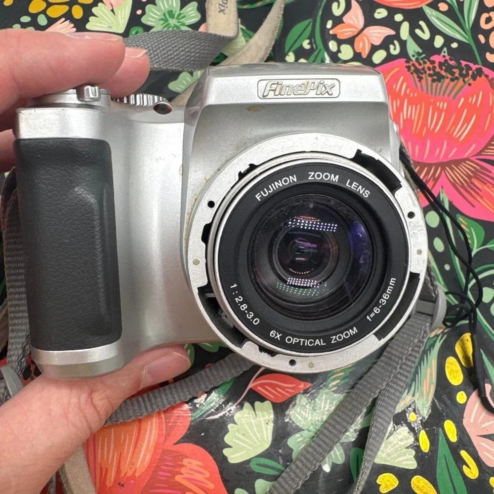 Fujifilm FinePix S3000 Digital Camera –‎ Compact Point-and-Shoot Camera